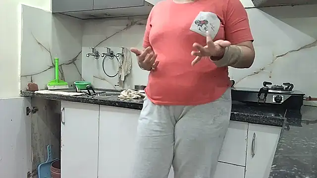 Zoya Varma004 online show from 01-25-25, 07:49