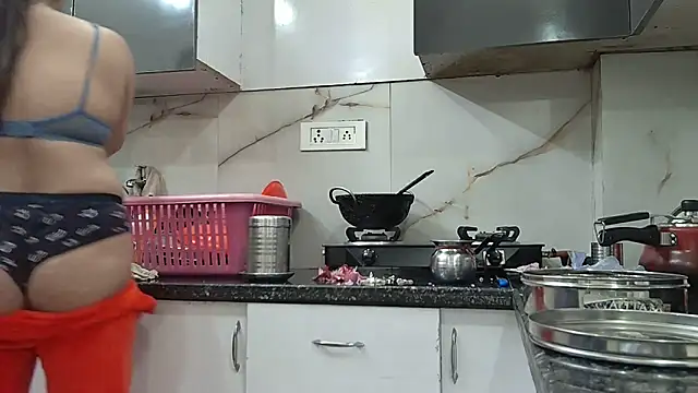 Zoya Varma004 online show from 02-05-25, 06:13