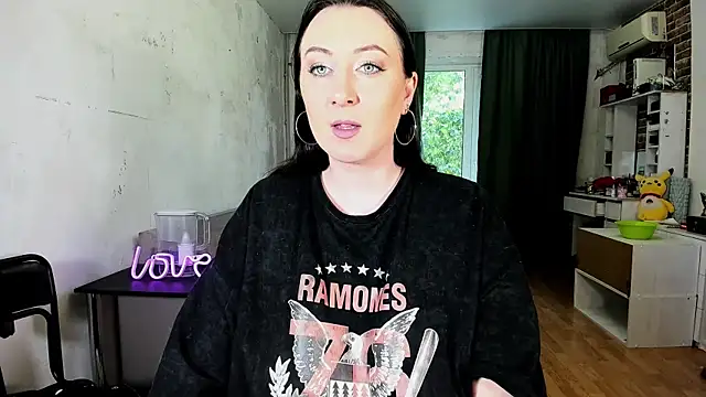 Snapshot of Mira_Xo_ chatting on 10-18-25, 10:16 Mira Xo online show from 10-18-25, 10:16