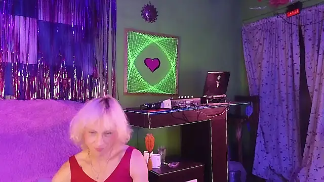 Snapshot of Alexa_Cosmic chatting on 10-04-25, 01:14 Alexa Cosmic online show from 10-04-25, 01:14