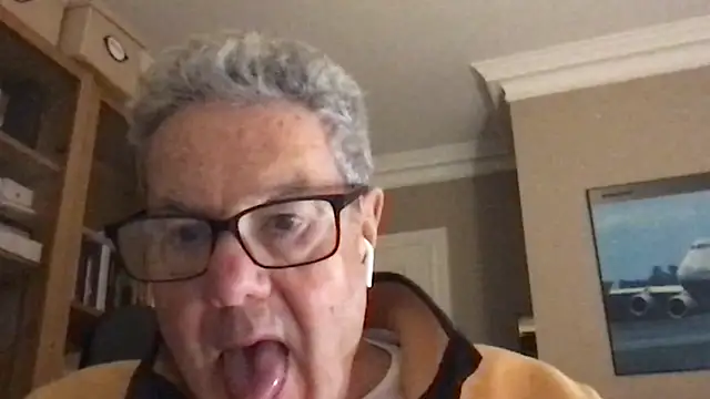 Snapshot of Oldpistolpete chatting on 11-12-25, 05:57 Oldpistolpete online show from 11-12-25, 05:57