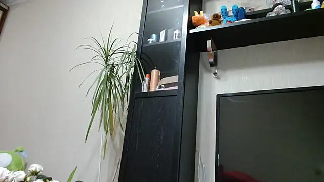 KiraGoldens online show from 12-16-25, 06:18