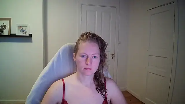 Snapshot of Girlnina-1995 chatting on 09-24-25, 09:12 Girlnina-1995 online show from 09-24-25, 09:12