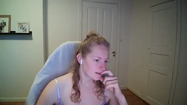Snapshot of Girlnina-1995 chatting on 09-25-25, 08:07 Girlnina-1995 online show from 09-25-25, 08:07