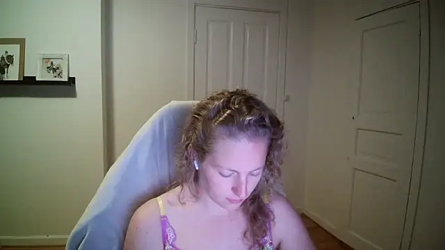 Snapshot of Girlnina-1995 chatting on 09-29-25, 08:57 Girlnina-1995 online show from 09-29-25, 08:57