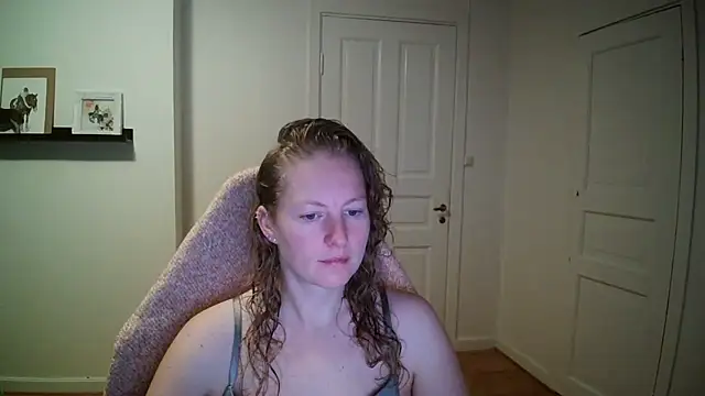 Snapshot of Girlnina-1995 chatting on 10-07-25, 05:48 Girlnina-1995 online show from 10-07-25, 05:48
