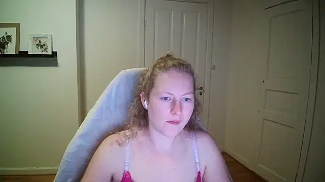 Snapshot of Girlnina-1995 chatting on 10-13-25, 08:20 Girlnina-1995 online show from 10-13-25, 08:20