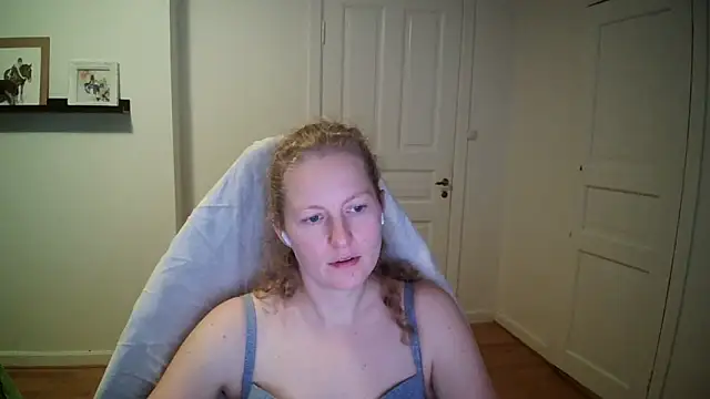 Snapshot of Girlnina-1995 chatting on 10-14-25, 11:00 Girlnina-1995 online show from 10-14-25, 11:00