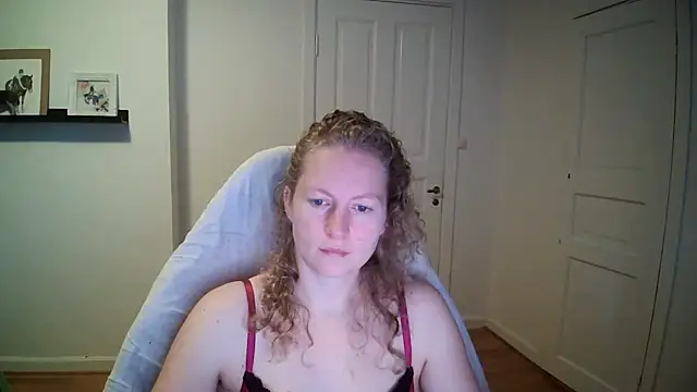 Snapshot of Girlnina-1995 chatting on 10-15-25, 06:57 Girlnina-1995 online show from 10-15-25, 06:57