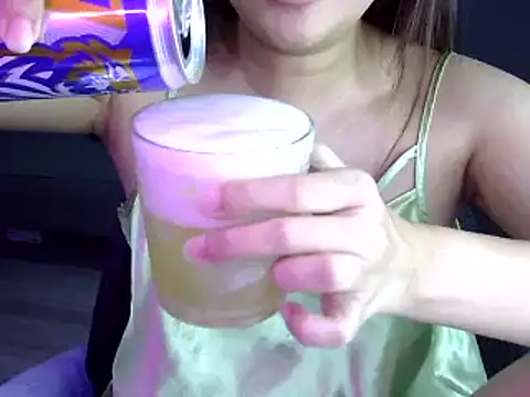 Bee 2k online show from 10-27-25, 04:49