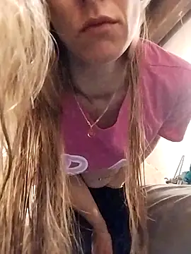 Snapshot of eatmeplease44 chatting on 09-18-25, 06:21 eatmeplease44 online show from 09-18-25, 06:21