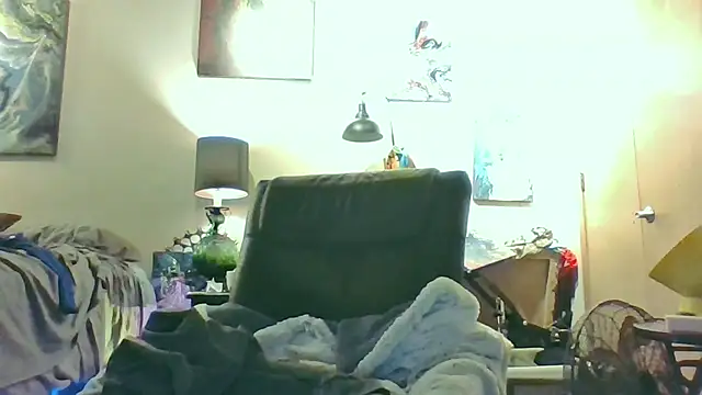 Snapshot of eatmeplease44 chatting on 10-20-25, 08:04 eatmeplease44 online show from 10-20-25, 08:04