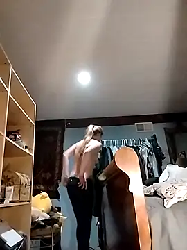 Snapshot of eatmeplease44 chatting on 10-26-25, 08:04 eatmeplease44 online show from 10-26-25, 08:04