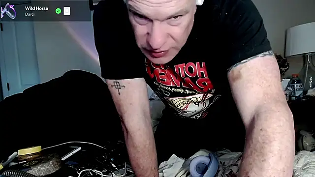 Snapshot of Snarfle82 chatting on 11-04-25, 11:15 Snarfle82 online show from 11-04-25, 11:15