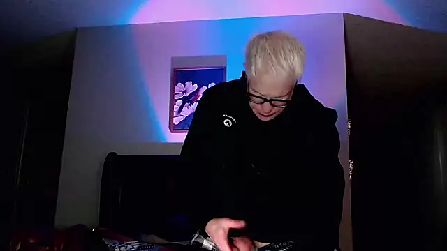 Snapshot of Snarfle82 chatting on 11-13-25, 01:04 Snarfle82 online show from 11-13-25, 01:04