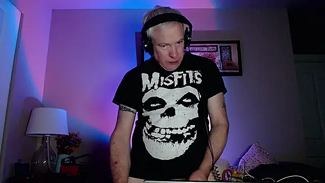 Snapshot of Snarfle82 chatting on 11-20-25, 01:11 Snarfle82 online show from 11-20-25, 01:11