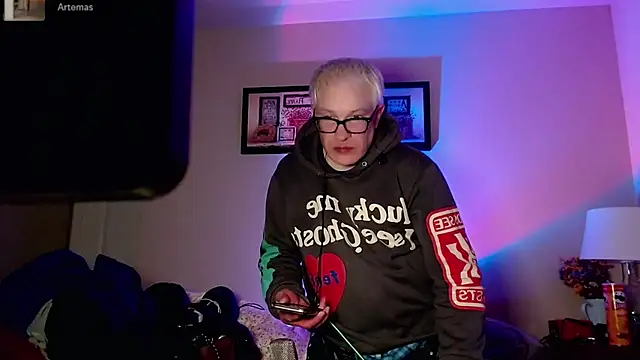 Snapshot of Snarfle82 chatting on 12-04-25, 04:00 Snarfle82 online show from 12-04-25, 04:00