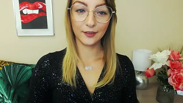 Snapshot of NatalieSexy chatting on 12-23-24, 07:17 NatalieSexy online show from 12-23-24, 07:17