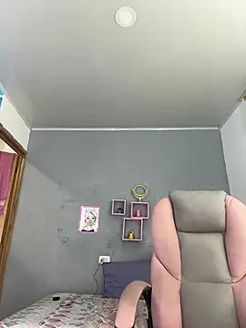 Snapshot of SexyLeilaa chatting on 12-19-24, 06:45 SexyLeilaa online show from 12-19-24, 06:45