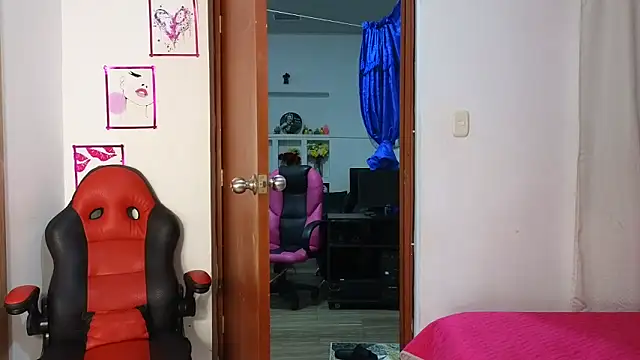 Snapshot of SexyLeilaa chatting on 09-18-25, 01:51 SexyLeilaa online show from 09-18-25, 01:51