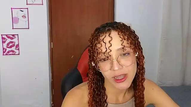 Snapshot of SexyLeilaa chatting on 10-29-25, 01:19 SexyLeilaa online show from 10-29-25, 01:19