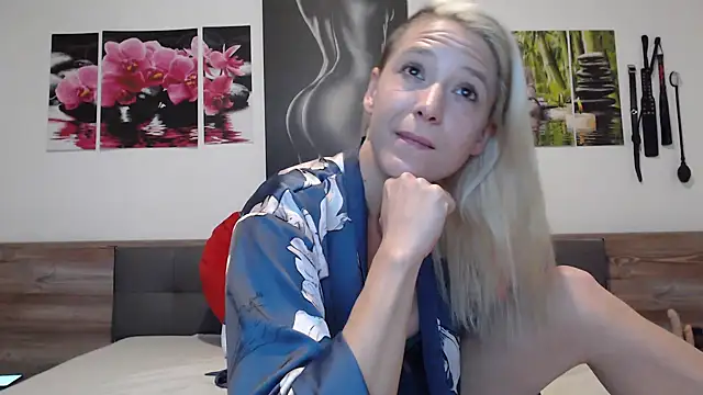 Snapshot of Naschkatze01 chatting on 10-11-25, 06:12 Naschkatze01 online show from 10-11-25, 06:12