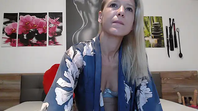 Snapshot of Naschkatze01 chatting on 10-12-25, 06:23 Naschkatze01 online show from 10-12-25, 06:23