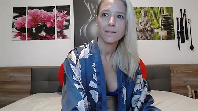 Snapshot of Naschkatze01 chatting on 10-13-25, 06:35 Naschkatze01 online show from 10-13-25, 06:35