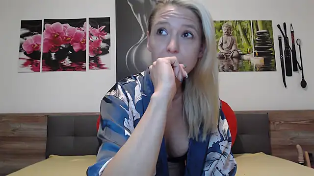 Snapshot of Naschkatze01 chatting on 10-19-25, 06:14 Naschkatze01 online show from 10-19-25, 06:14