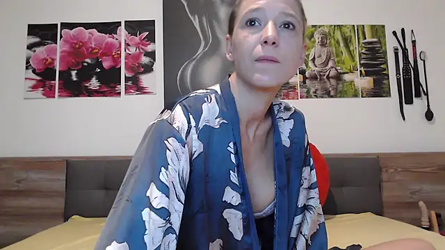 Snapshot of Naschkatze01 chatting on 10-20-25, 06:14 Naschkatze01 online show from 10-20-25, 06:14