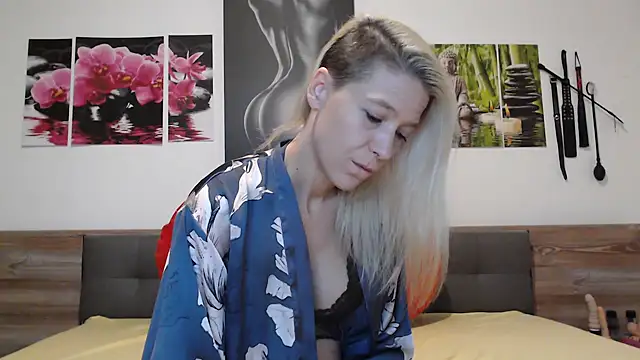 Snapshot of Naschkatze01 chatting on 10-28-25, 07:34 Naschkatze01 online show from 10-28-25, 07:34