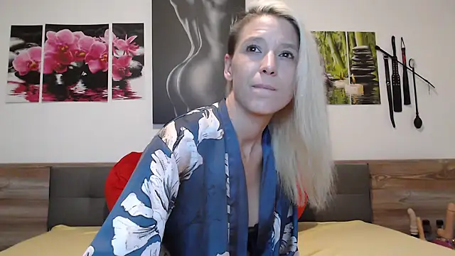 Snapshot of Naschkatze01 chatting on 10-28-25, 07:38 Naschkatze01 online show from 10-28-25, 07:38