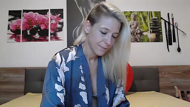 Snapshot of Naschkatze01 chatting on 10-29-25, 07:48 Naschkatze01 online show from 10-29-25, 07:48