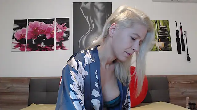 Snapshot of Naschkatze01 chatting on 11-17-25, 07:25 Naschkatze01 online show from 11-17-25, 07:25