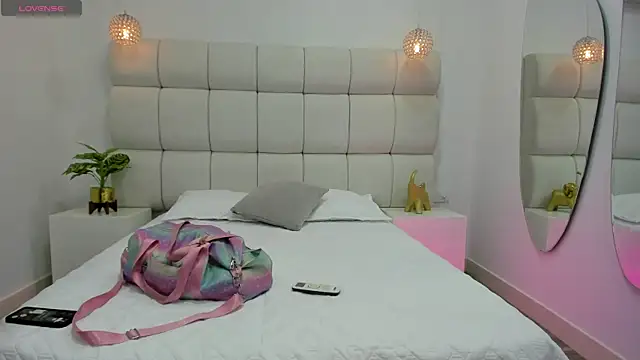 DanielleEvans  online show from 10-17-25, 11:24