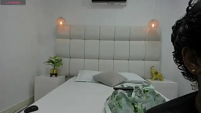 DanielleEvans  online show from 11-11-25, 11:21