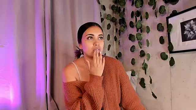 Snapshot of aisha_es chatting on 02-19-25, 11:04 aisha es online show from 02-19-25, 11:04