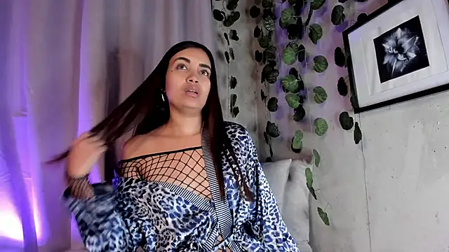 Snapshot of aisha_es chatting on 03-15-25, 01:52 aisha es online show from 03-15-25, 01:52