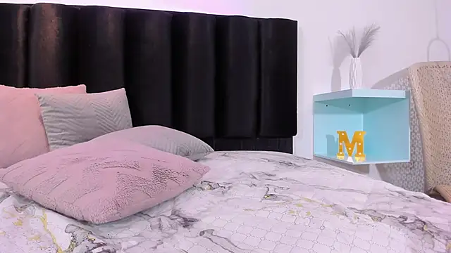 Snapshot of MauraGray chatting on 01-15-25, 11:30 MauraGray online show from 01-15-25, 11:30