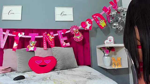 Snapshot of MauraGray chatting on 02-14-25, 08:15 MauraGray online show from 02-14-25, 08:15