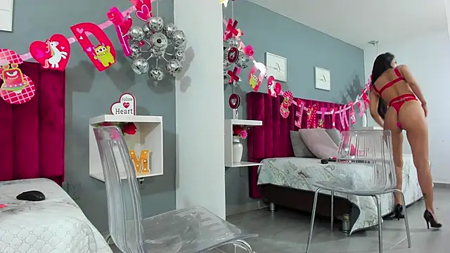 Snapshot of MauraGray chatting on 02-14-25, 11:20 MauraGray online show from 02-14-25, 11:20