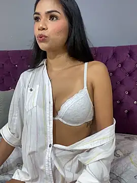 Snapshot of MauraGray chatting on 09-27-25, 08:47 MauraGray online show from 09-27-25, 08:47