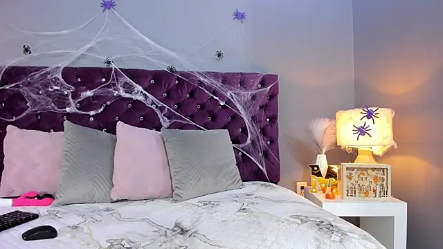 Snapshot of MauraGray chatting on 10-29-25, 08:43 MauraGray online show from 10-29-25, 08:43