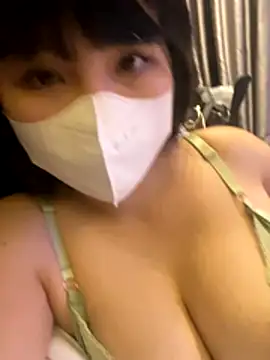 Snapshot of Onee-Chew chatting on 12-14-25, 11:37 Onee-Chew online show from 12-14-25, 11:37