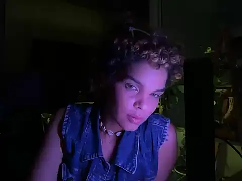Snapshot of Ambar___ chatting on 10-21-25, 09:43 Ambar online show from 10-21-25, 09:43