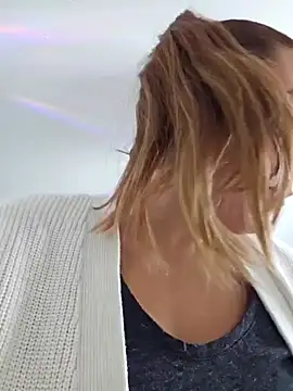 Snapshot of Ellie-L-Elizabeth chatting on 01-10-25, 04:20 Ellie-L-Elizabeth online show from 01-10-25, 04:20