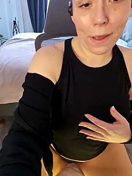 Snapshot of Ellie-L-Elizabeth chatting on 03-06-25, 06:48 Ellie-L-Elizabeth online show from 03-06-25, 06:48