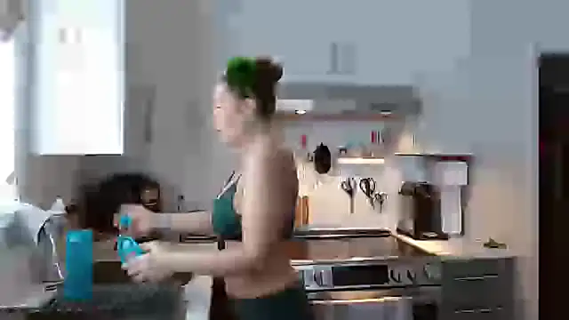 Snapshot of Ellie-L-Elizabeth chatting on 03-17-25, 03:18 Ellie-L-Elizabeth online show from 03-17-25, 03:18