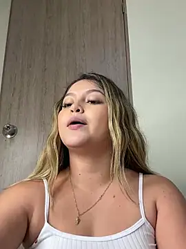 lunablossom  online show from 02-20-25, 12:52