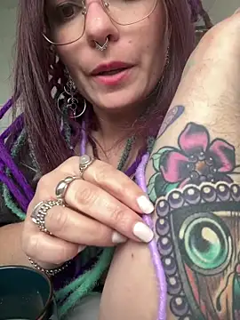 Snapshot of LunaMoongirl chatting on 12-10-24, 01:33 LunaMoongirl online show from 12-10-24, 01:33